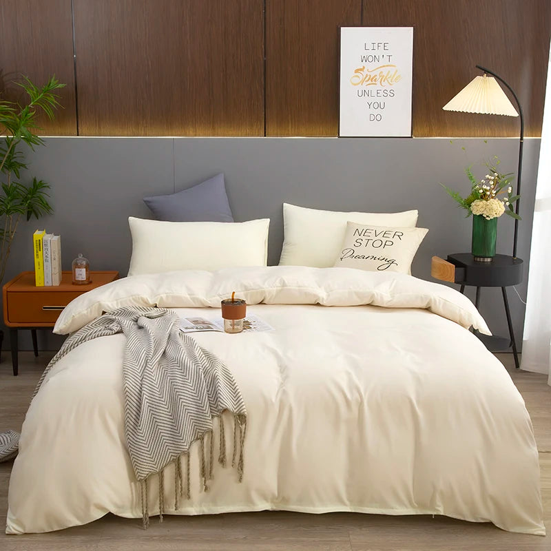 Housse de couette beige douce avec taies d'oreiller sur un lit