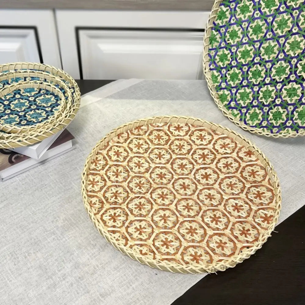 assiettes rotin assorties motifs géométriques couleurs variées traditionnelles artisanales portables 15cm 25cm 35cm