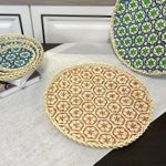 assiettes rotin assorties motifs géométriques couleurs variées traditionnelles artisanales portables 15cm 25cm 35cm