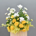 décoration florale artificielle mariage extérieur roses jaunes blanches hortensias verts