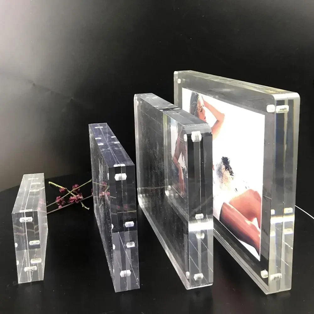 Cadre photo acrylique magnétique en couleur bourgogne dans un salon