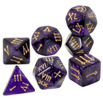 dés multiface couleurs violet vert blanc gris rouge semi opaques runes anciennes icosaèdre dodécaèdre