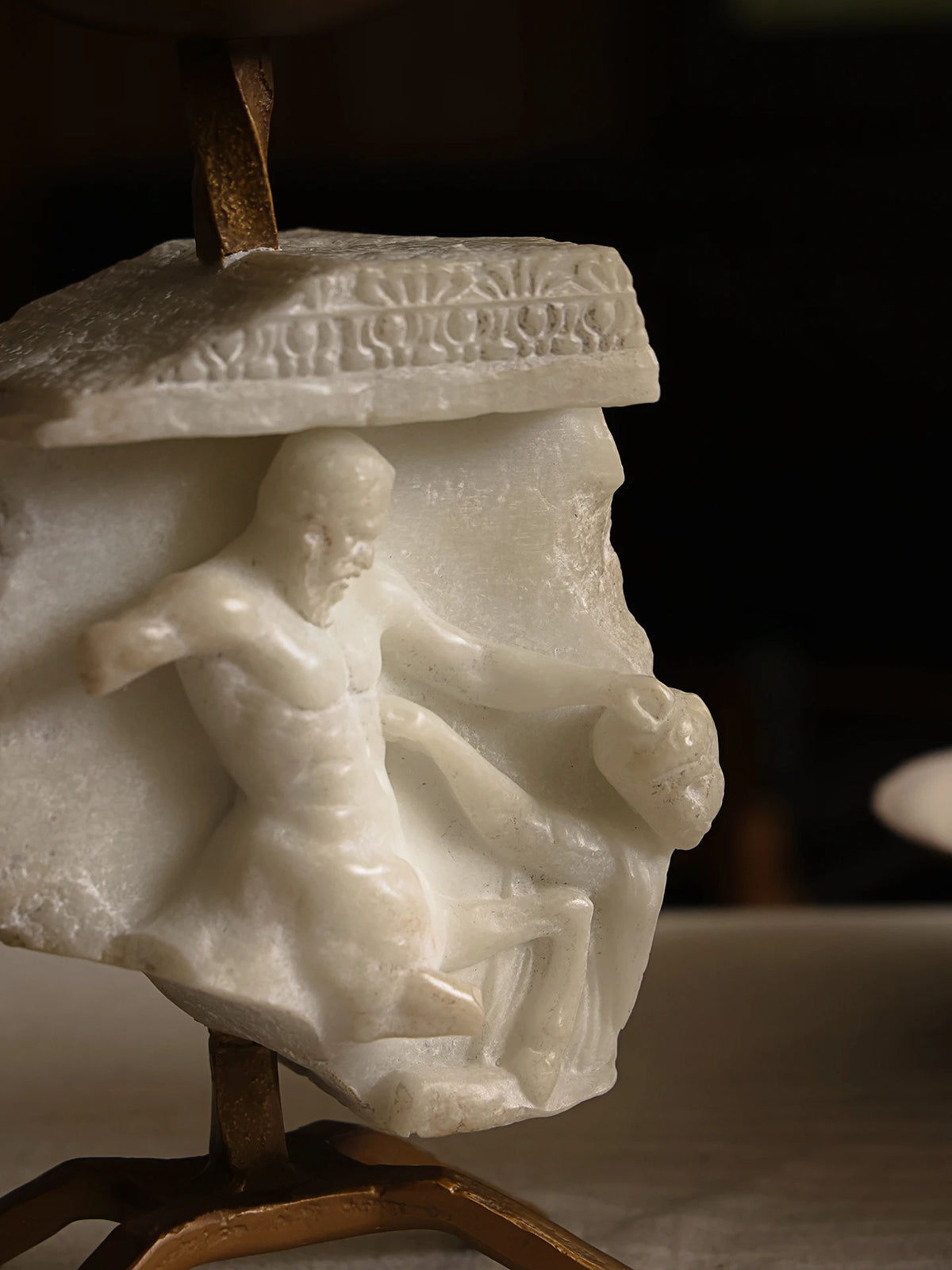 support bougie sculptural blanc doré gravures anciennes classique artéfact antique trépied bois bougie dorée
