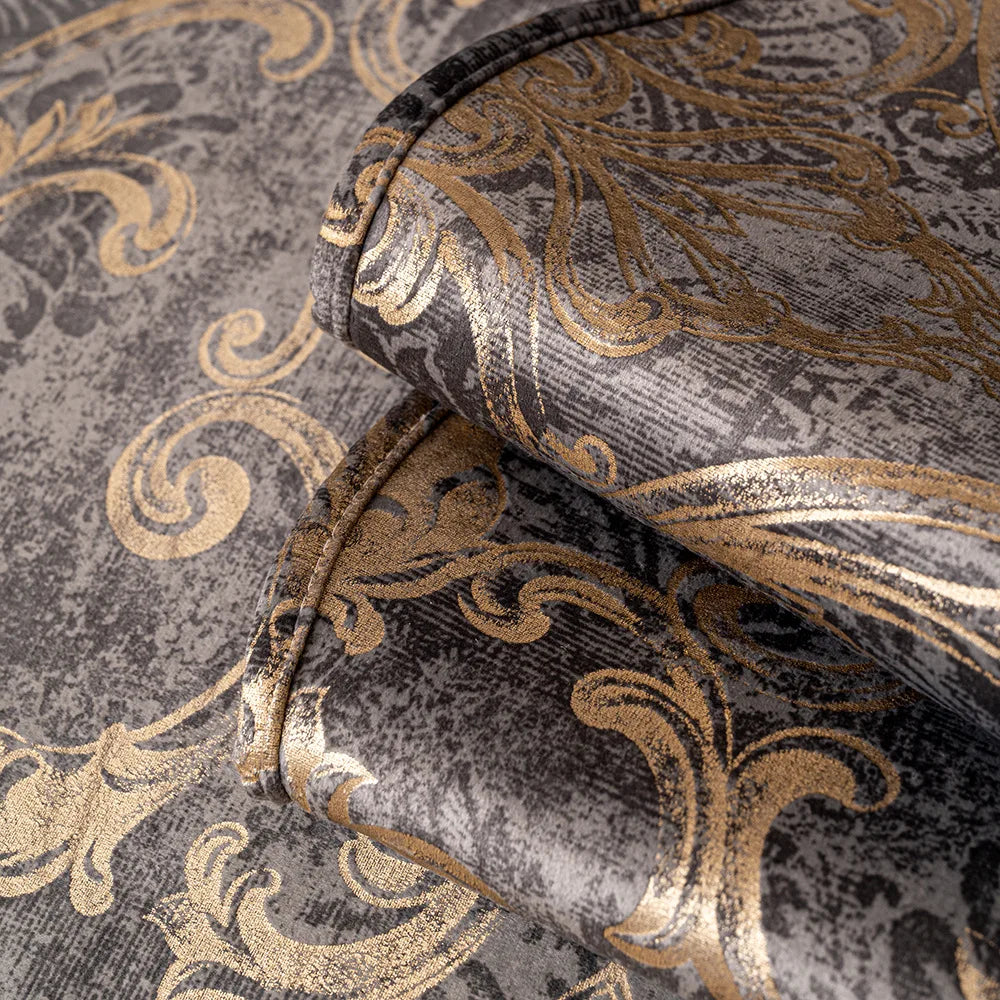 Un motif élégant et baroque aux couleurs or et gris, créant un design riche et décoratif sur le tissu.