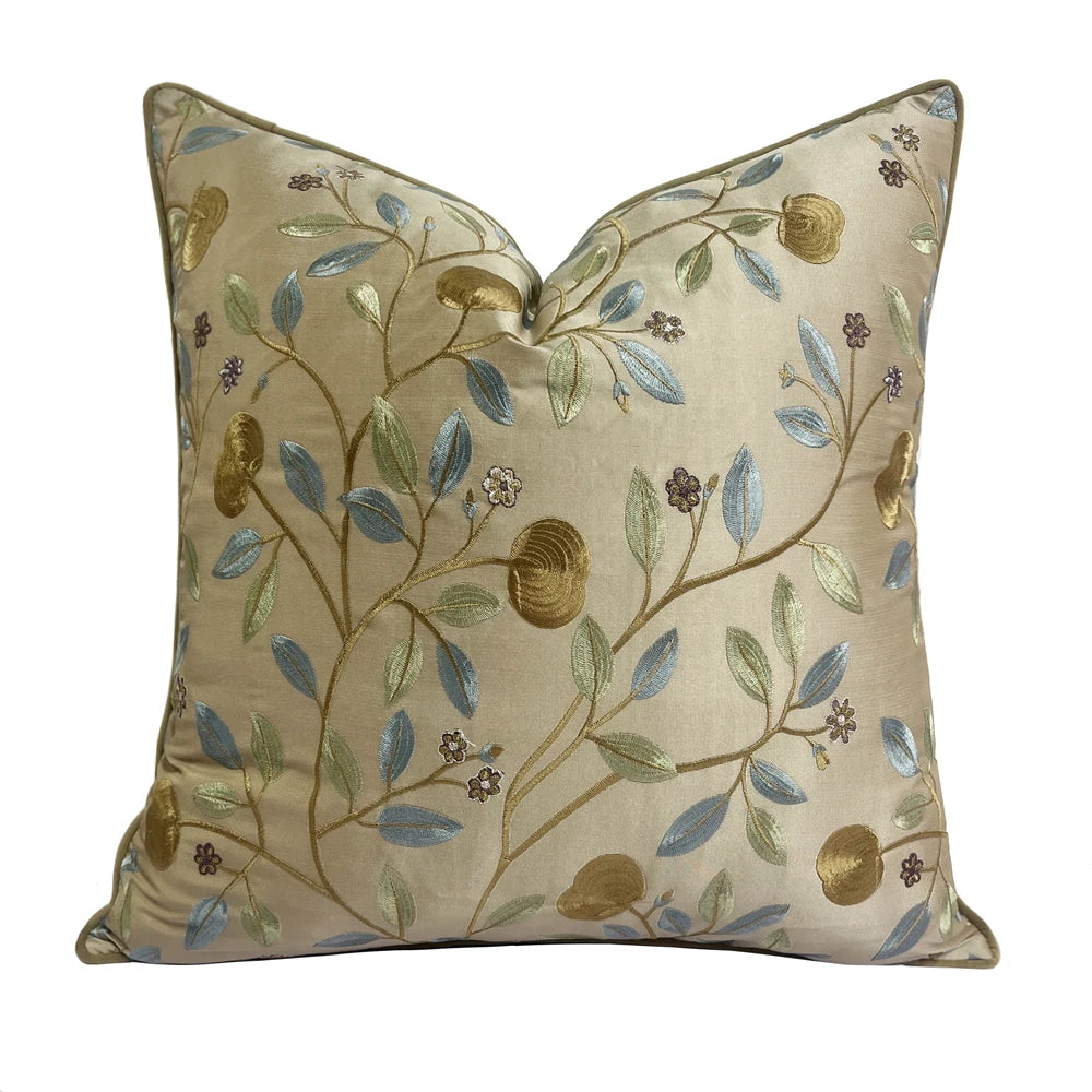 coussin carré décoratif motif floral élégant feuilles vertes fleurs violettes baies dorées polyester 45x45cm