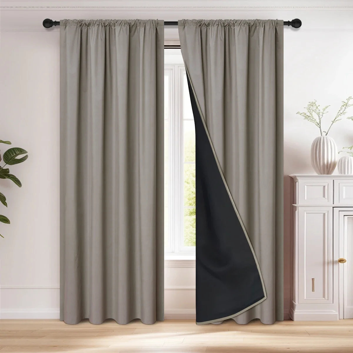 Rideaux thermique gris avec un passage de tringle, solution élégante pour le traitement des fenêtres, apportant une touche sophistiquée à l'intérieur de la maison.
