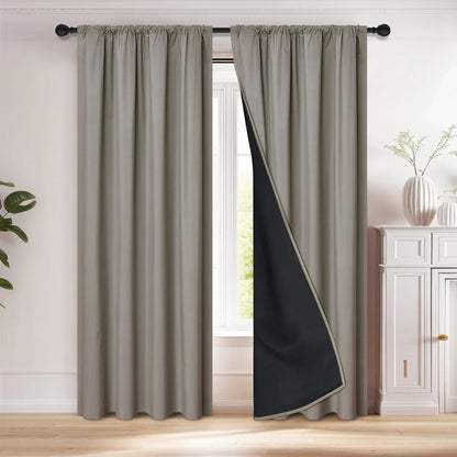 Rideaux thermique gris avec un passage de tringle, solution élégante pour le traitement des fenêtres, apportant une touche sophistiquée à l'intérieur de la maison.