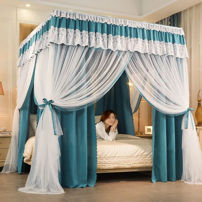 Un lit avec un magnifique baldaquin bleu et blanc, créant une ambiance chaleureuse et élégante dans cette chambre.