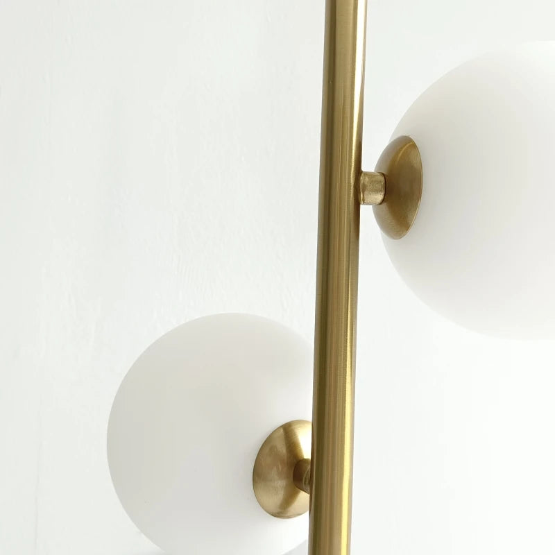 suspension lumineuse moderne sphères translucides barre métallique brillante blanc doré minimaliste chambre salon