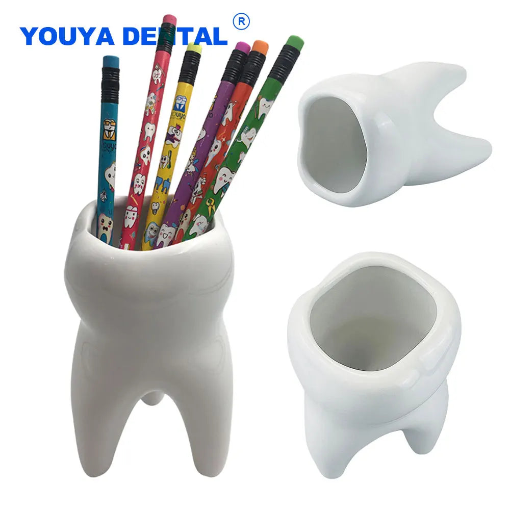 Pot à crayons en céramique dentaire blanc sur un bureau moderne