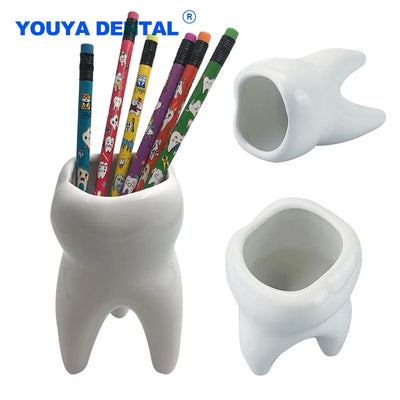 Pot à crayons en céramique dentaire blanc sur un bureau moderne