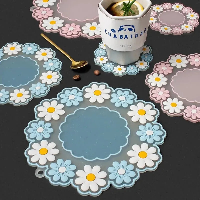 tapis table silicone moderne fleurs blanches bordure dentelée bleu rose blanc