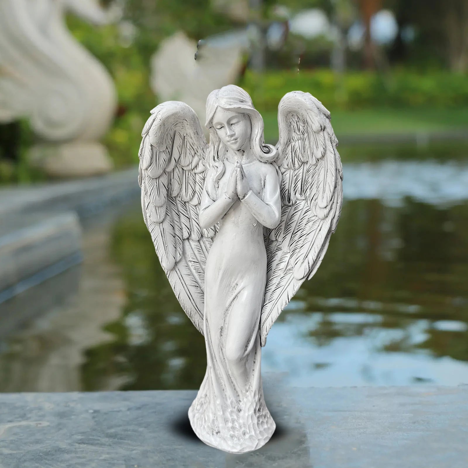 Vue de profil de la figurine d'ange en résine 18cm