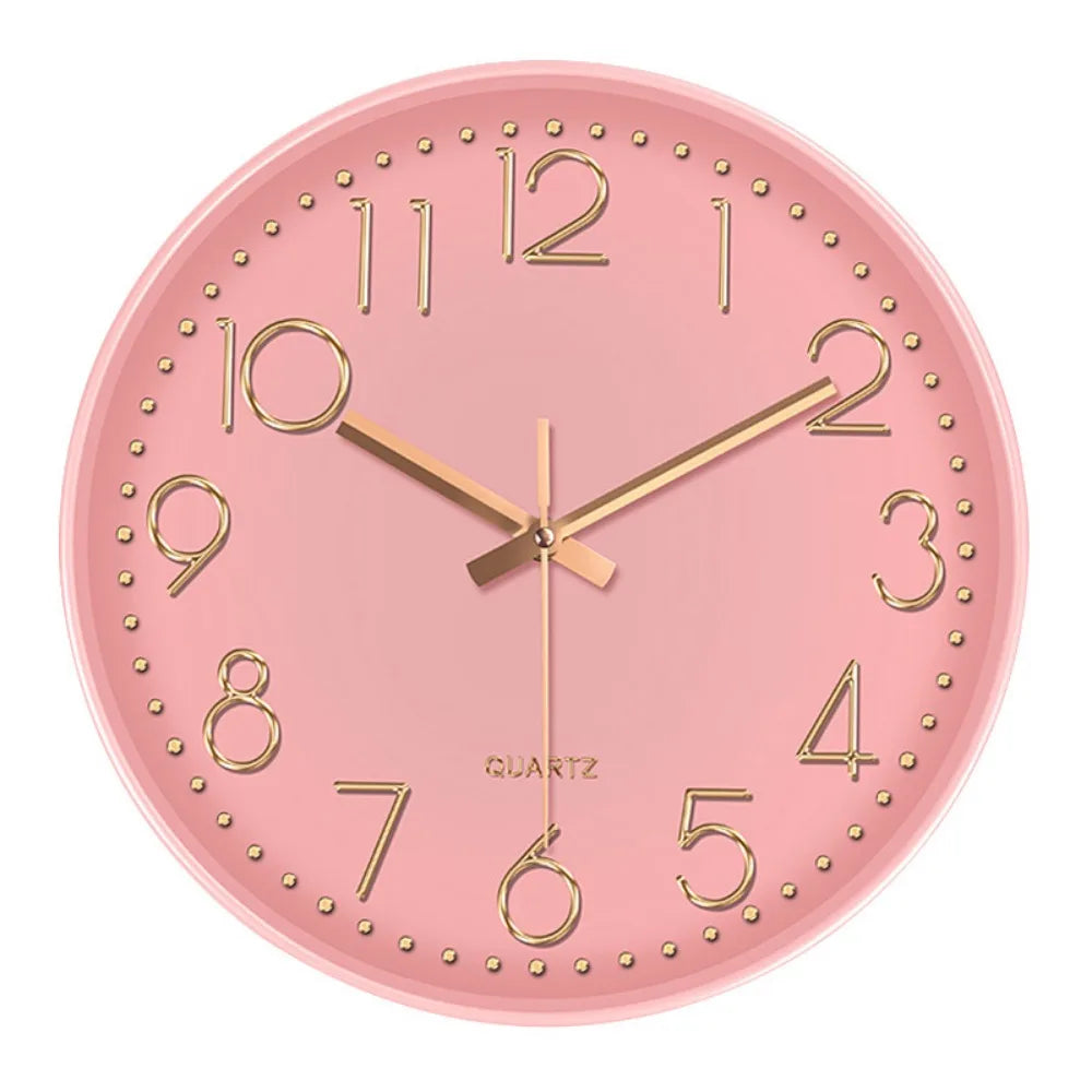 horloge murale cadre doré aiguilles noires numéros blancs moderne chambre coucher