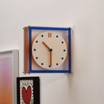 horloge murale double face moderne cadre transparent bleu orange aiguilles marron cadran blanc points