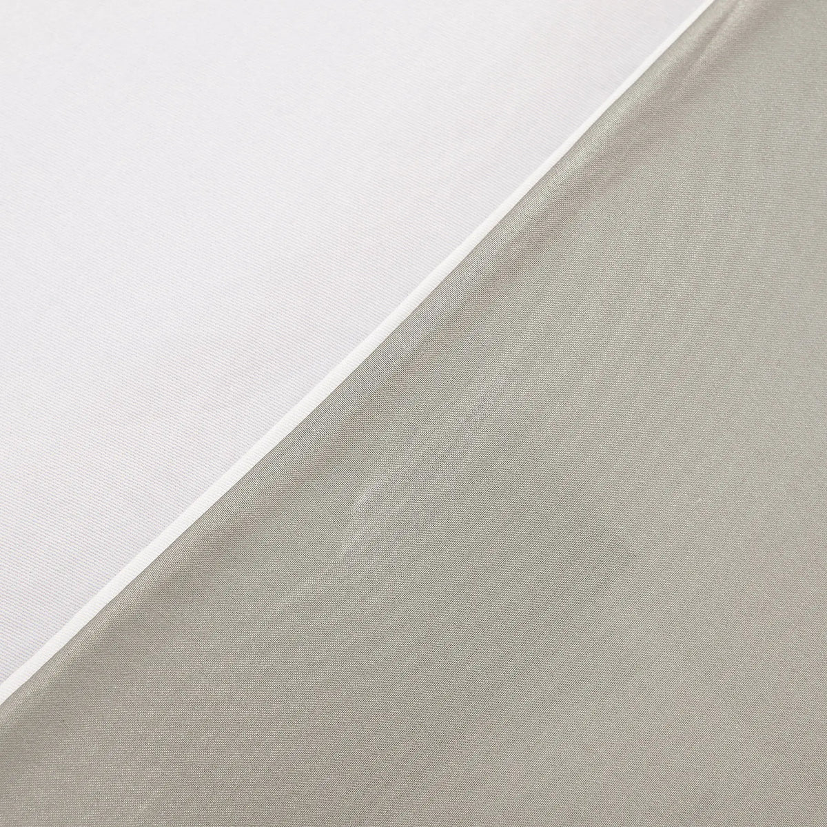 taies d'oreiller soie 100% gris clair texture lisse moderne respectueux environnement simple