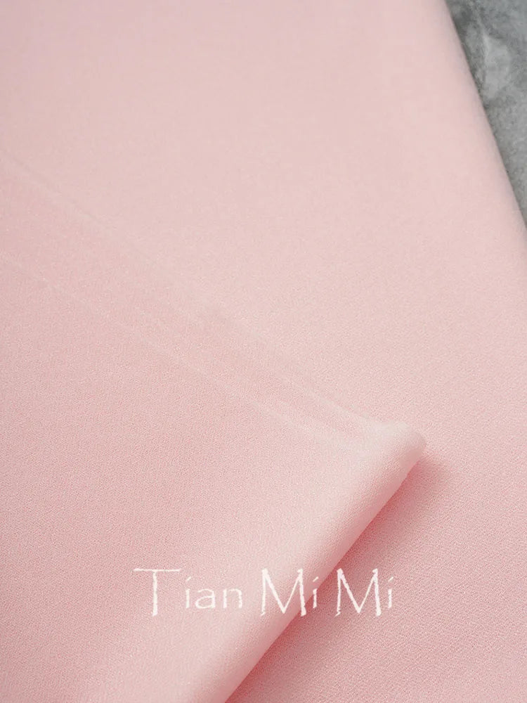 L'image montre un fond dégradé rose pâle avec le texte "Tian Mi Mi" en blanc.