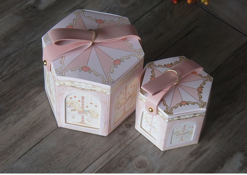 boîtes cadeau hexagonales chevaux carrousel bleu rose rouge occasion fête vintage romantique boucle métallique