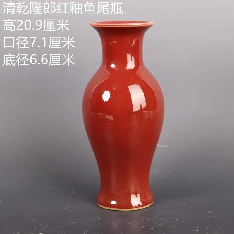 Vase décoratif rouge brillant, avec des dimensions de 20,9 cm de hauteur, 7,1 cm de diamètre supérieur et 6,6 cm de diamètre inférieur.