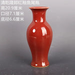 Vase décoratif rouge brillant, avec des dimensions de 20,9 cm de hauteur, 7,1 cm de diamètre supérieur et 6,6 cm de diamètre inférieur.
