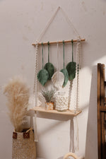 étagère murale boho macramé feuilles vertes tissu beige décoration intérieure moderne rustique