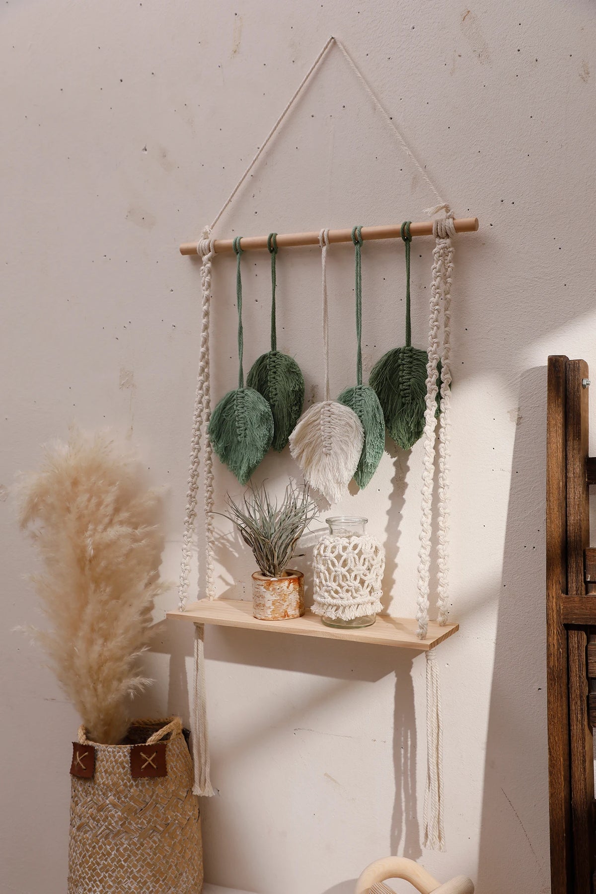étagère murale boho macramé feuilles vertes tissu beige décoration intérieure moderne rustique