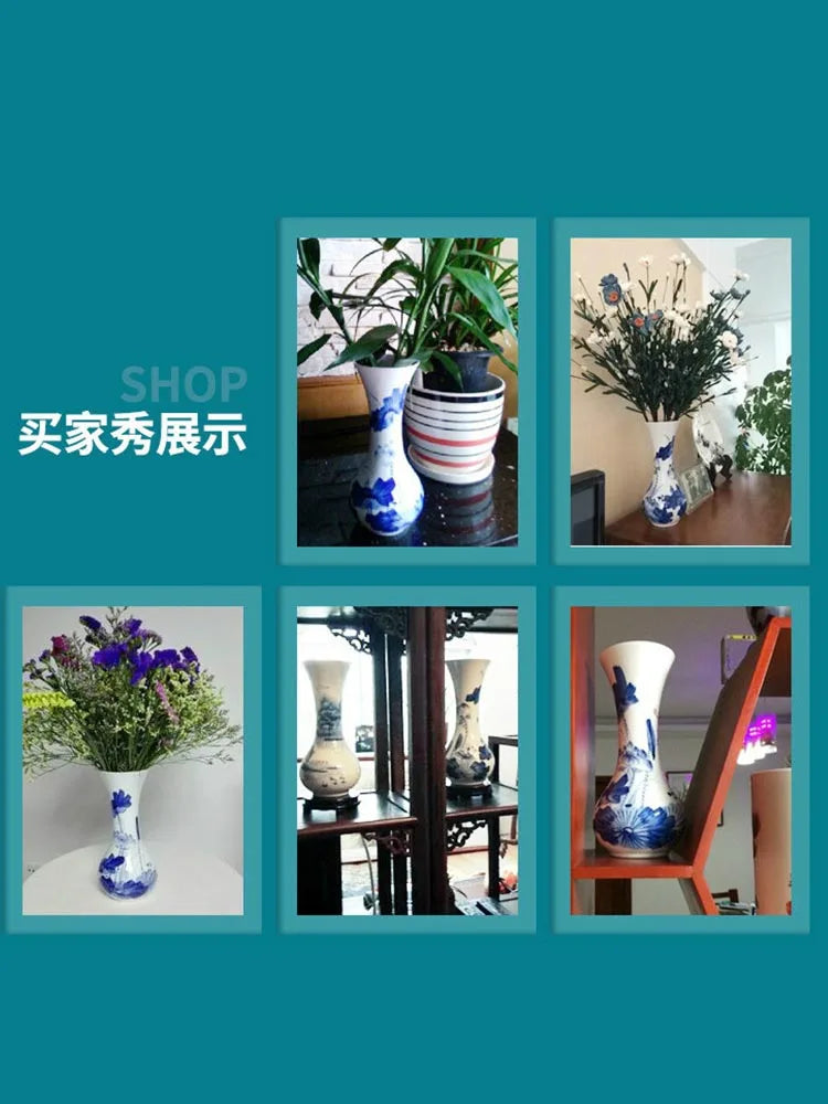 Des vases et des fleurs décoratifs aux motifs bleus et floraux, présentés sur une étagère dans une boutique.