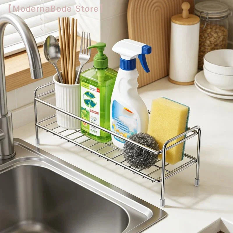 rangement évier acier inoxydable structure treillis moderne bouteilles vaisselle éponges brosse couverts minimaliste