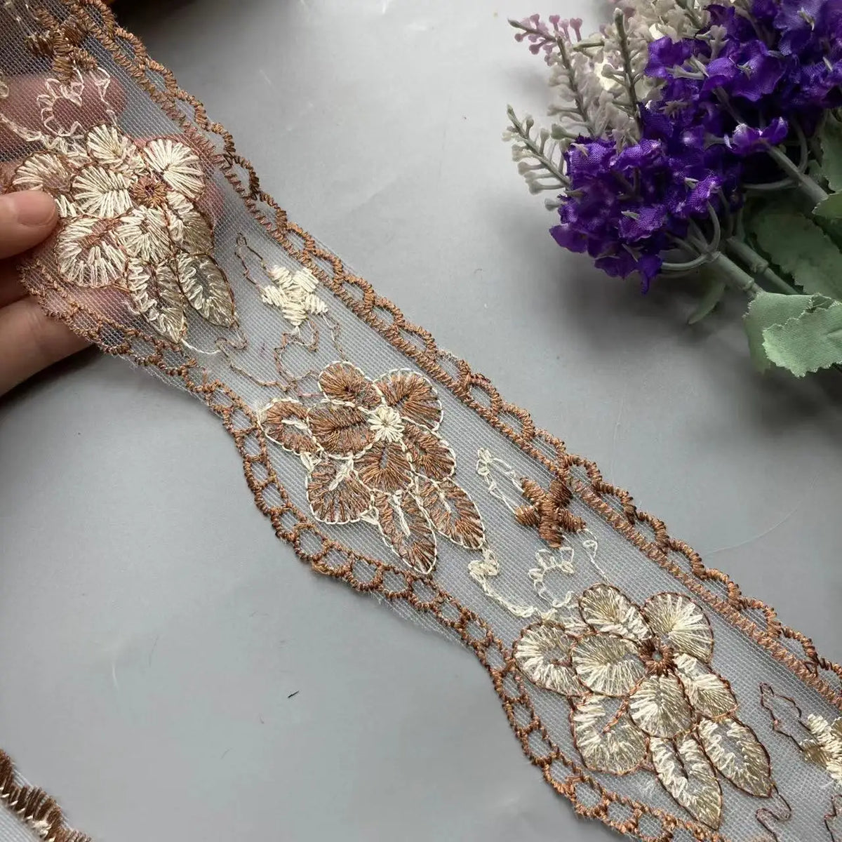 tissu décoratif fleurs brodées gris clair beige doré semi transparent élégant broderie fine