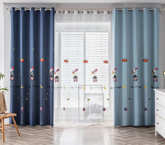 Rideaux design pour chambre d'enfant avec motifs spatiaux et astronautes. Deux panneaux, l'un bleu foncé et l'autre bleu clair, ajoutent une touche ludique et moderne à la décoration intérieure. Idéal pour créer une ambiance cosmique et imaginative dans la chambre des enfants. Parfaits pour contrôler la luminosité et ajouter une décoration unique.