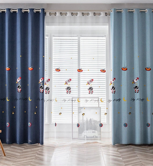 Rideaux design pour chambre d'enfant avec motifs spatiaux et astronautes. Deux panneaux, l'un bleu foncé et l'autre bleu clair, ajoutent une touche ludique et moderne à la décoration intérieure. Idéal pour créer une ambiance cosmique et imaginative dans la chambre des enfants. Parfaits pour contrôler la luminosité et ajouter une décoration unique.