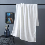 serviette bain coton texturé gris blanc bleu moderne accrochée tringle rapide absorption