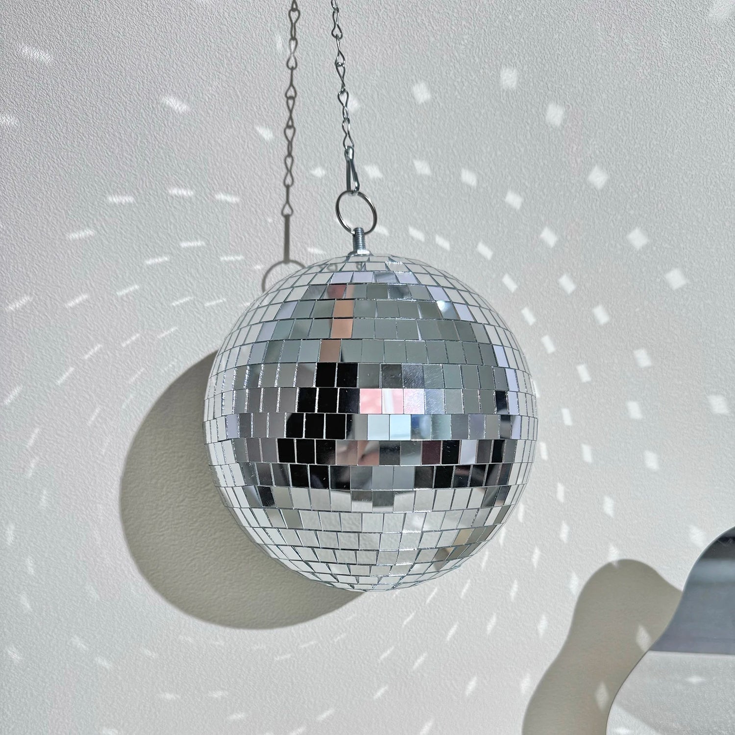 Effet lumineux créé par la boule disco rotative dans un salon