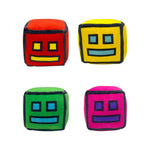 peluche cube dessin animé visage sourire couleur rouge jaune vert rose bleu noir