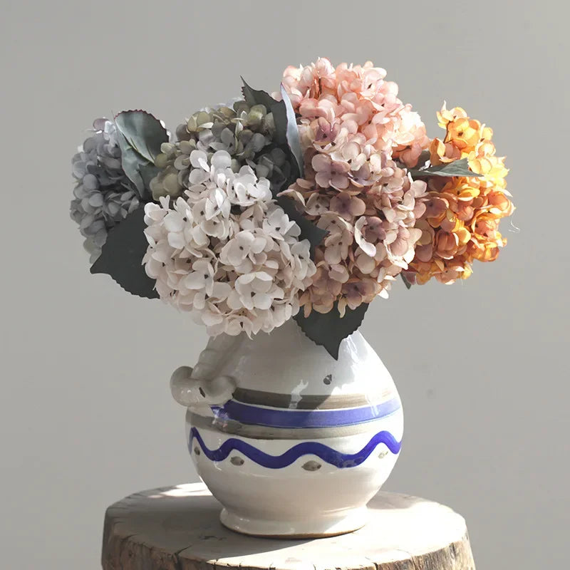 bouquet artificiel hortensias rose clair gris blanc orange rouge feuilles vertes classique intérieur mariage
