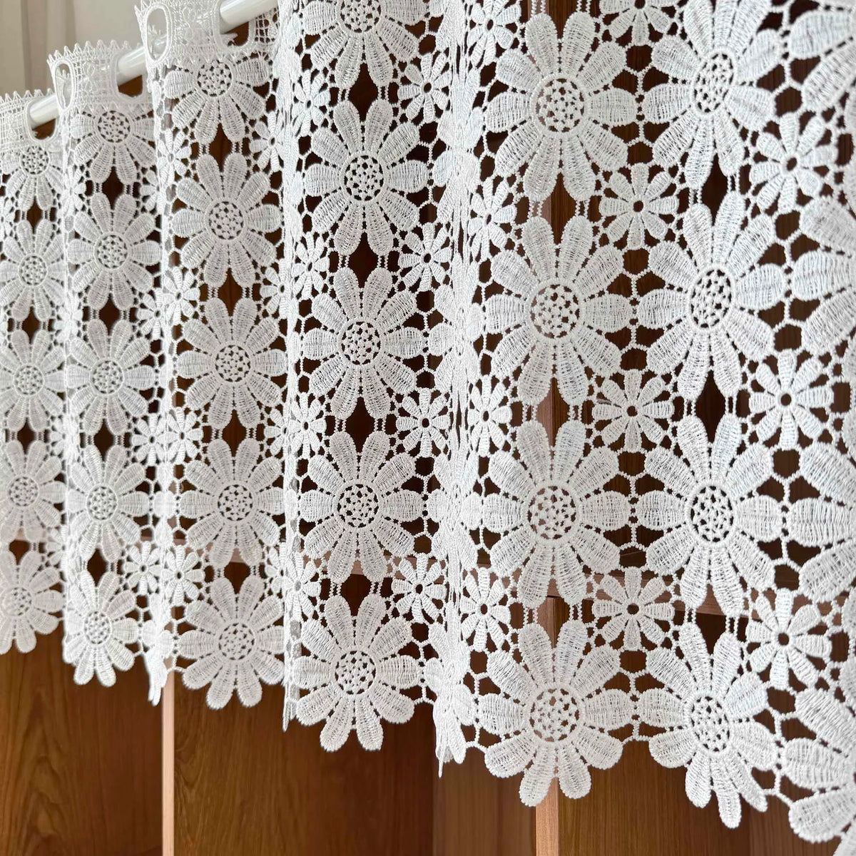 rideau dentelle florale blanc translucide vintage shabby chic rustique motif marguerites chambre cuisine