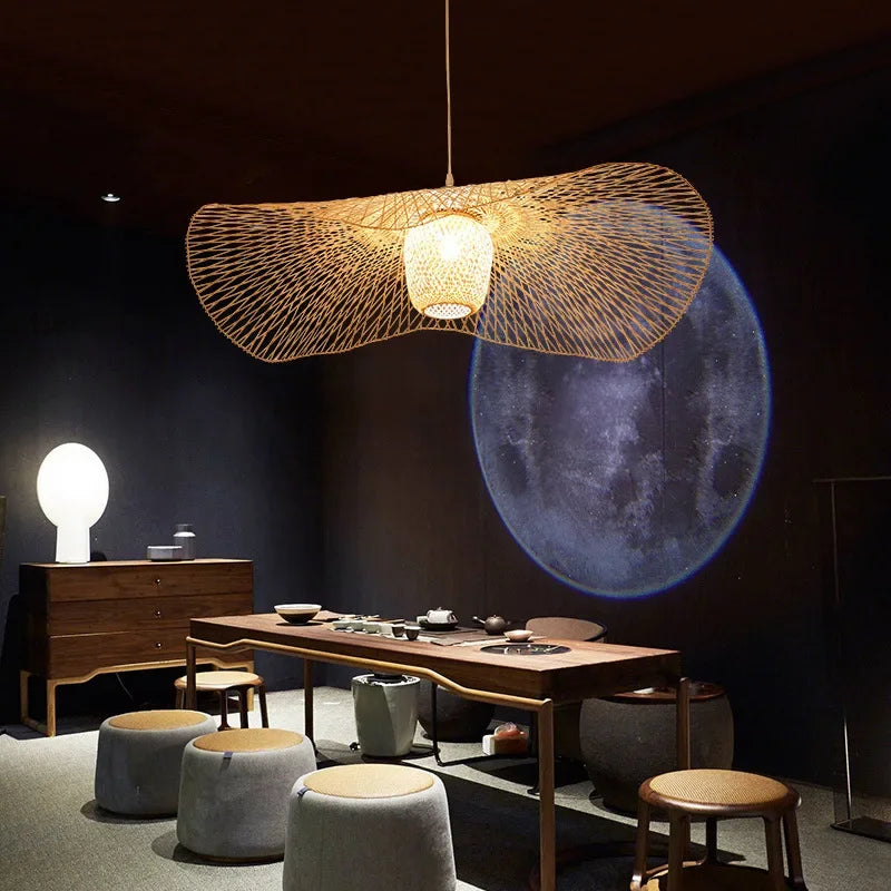 Lustre bambou allumé dans un intérieur zen
