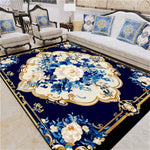 Tapis de sol orné de motifs floraux bleu foncé et dorés, avec un design élégant et sophistiqué, qui s'harmonise parfaitement avec le style de l'aménagement intérieur de cette pièce.