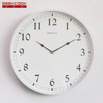 horloge murale dorée aiguilles romains noirs fond blanc moderne salon quartz