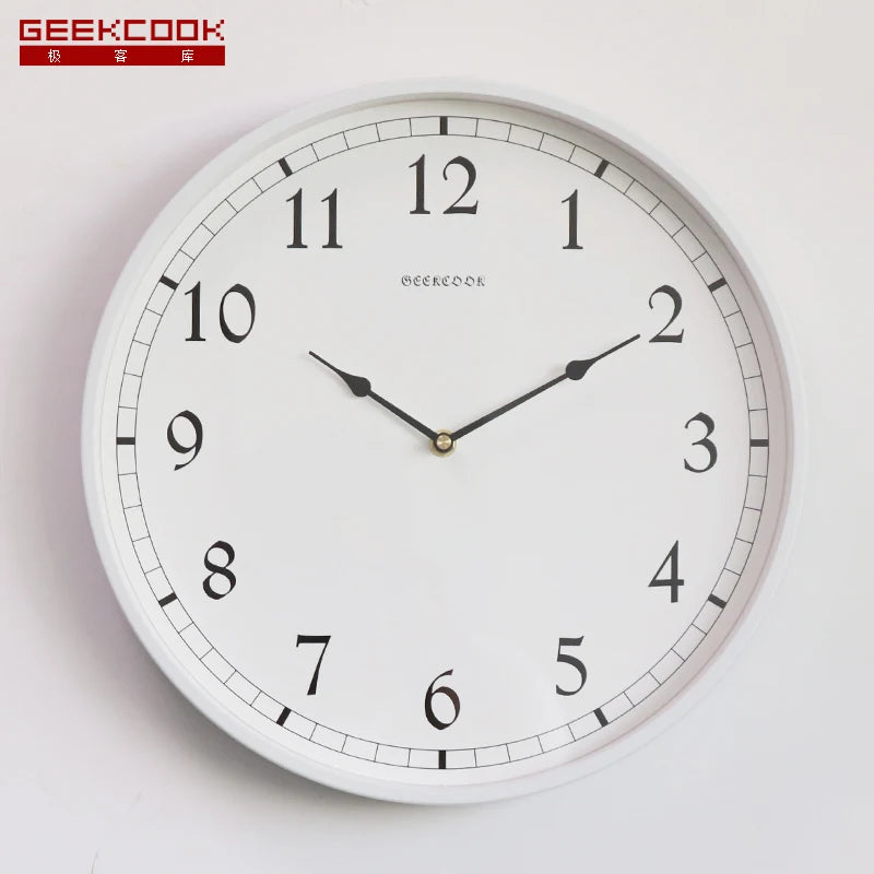 horloge murale dorée aiguilles romains noirs fond blanc moderne salon quartz