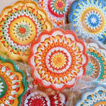 serviettes table crochet motif circulaire couleurs vives main d'oeuvre artisanale pastoral annuel arrière rouleau