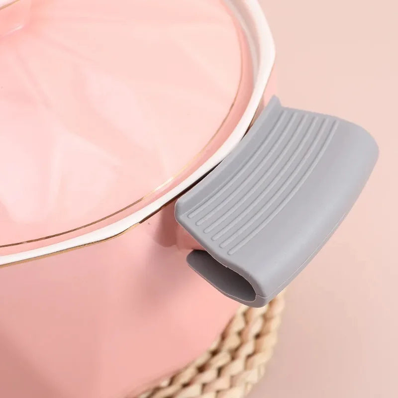 protège poignée casserole silicone rose gris bleu clair anti dérapant isolation thermique respectueux environnement