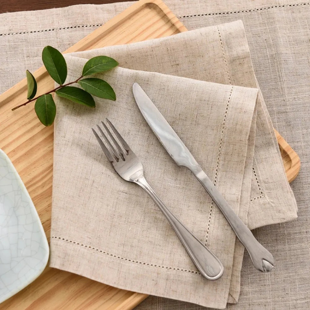 serviettes tissu lin brodé rustique beige feuilles vertes argentées fixations points cousus