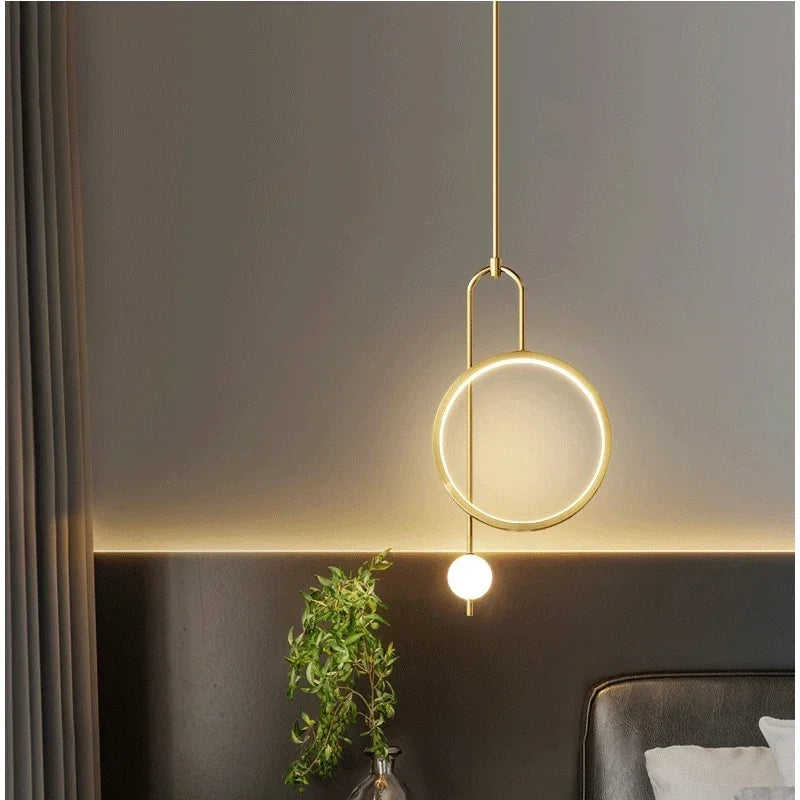 Suspension lumineuse moderne or noir anneaux sphères blanches minimaliste salon chambrehôtel