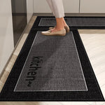 Tapis d'entrée gris et noir avec logo de l'entreprise.