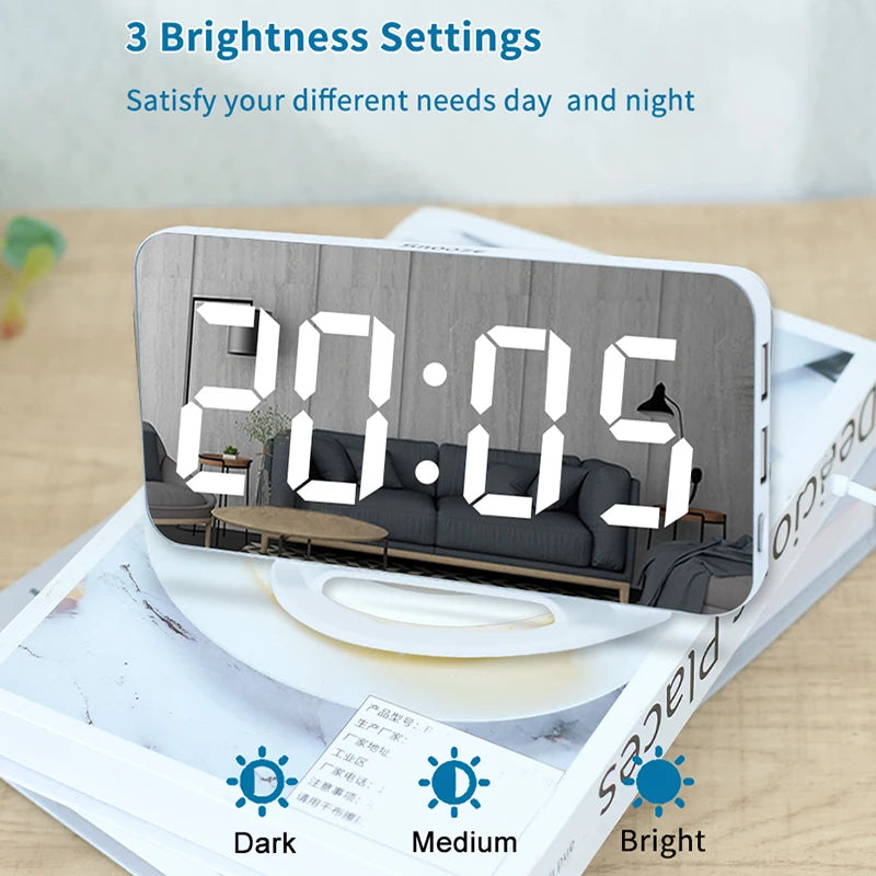 réveil numérique led miroir moderne minimaliste surface boisée dimensions compactes affichage lumineux blanc ports