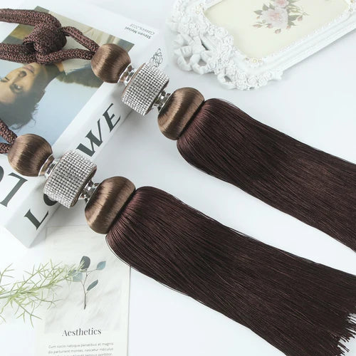 pompons rideaux modernes bleu doré rose attaches cordons élégants décoration salon