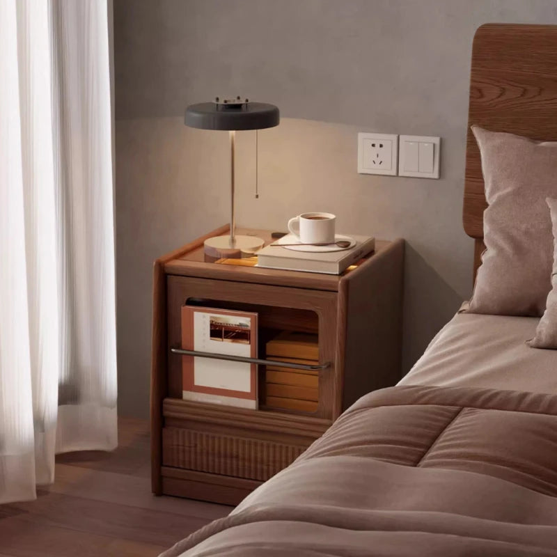 table nuit moderne commode bois marron clair tiroirs verre opaque poignées métalliques chambre coucher