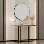 Un miroir rond élégant avec un cadre noir, placé au-dessus d'un meuble console moderne avec des éléments décoratifs, dans un intérieur design avec des motifs verticaux sur les murs.