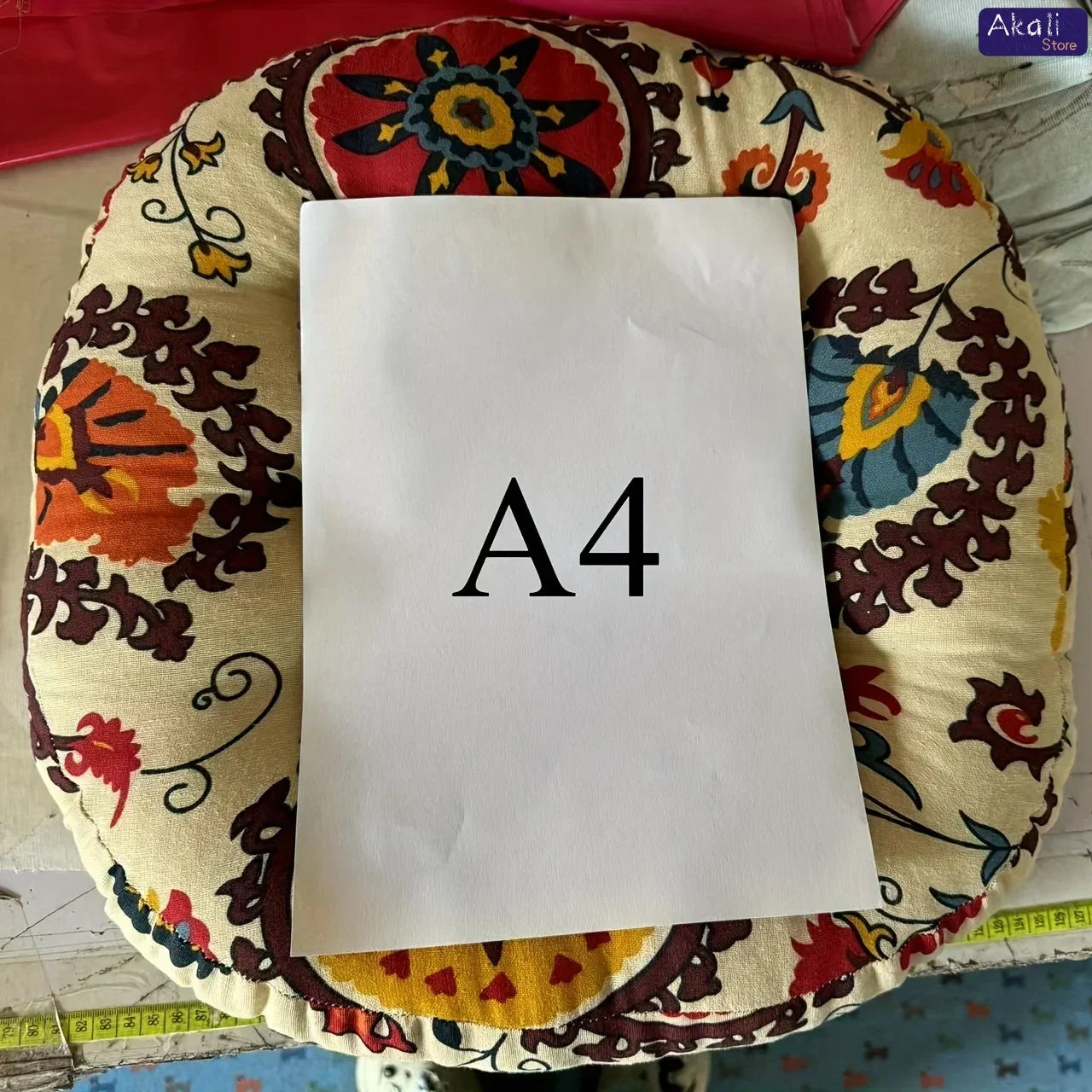 Vue de dessus du coussin rond de sol, montrant sa forme ronde et son remplissage confortable